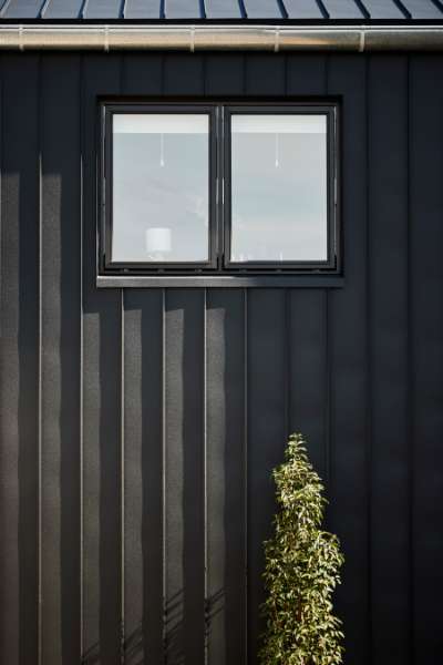 A very fine roof and façade solution on Funen, Strandvej 54B, Ballen, 5762 Vester Skerninge